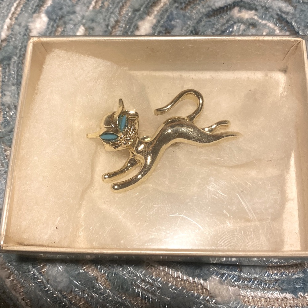 Cat brooch